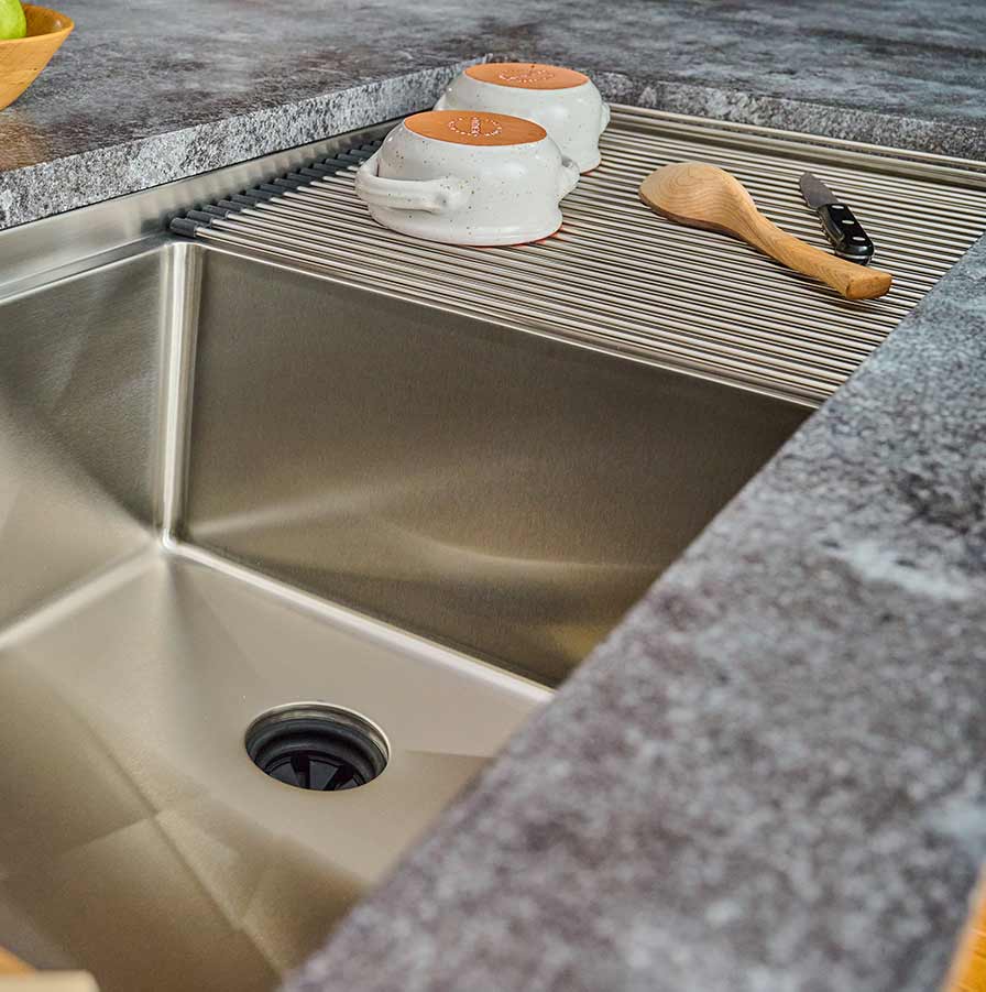 Workstation kitchen sink with integrated drainboard