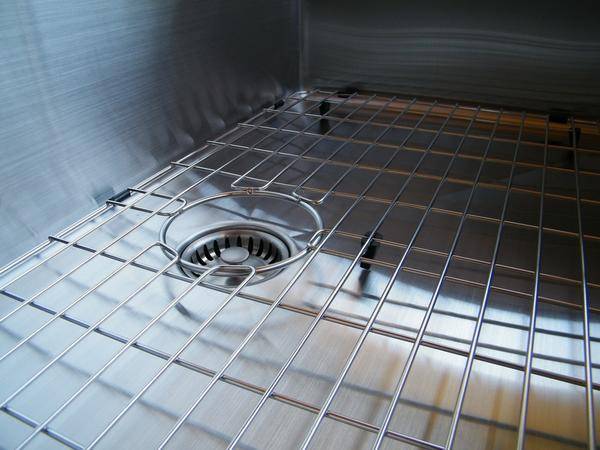 Stainless steel sink grid designed to protect the sink surface and allow efficient drainage. Durable and rust-resistant for long-lasting use.