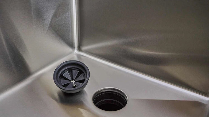 Video: why the Seamless Centerpiece Drain keeps a kitchen sink cleaner than a conventional disposal splash guard